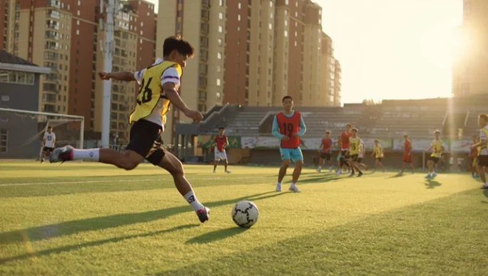 青年篮球赛精彩对抗瞬间